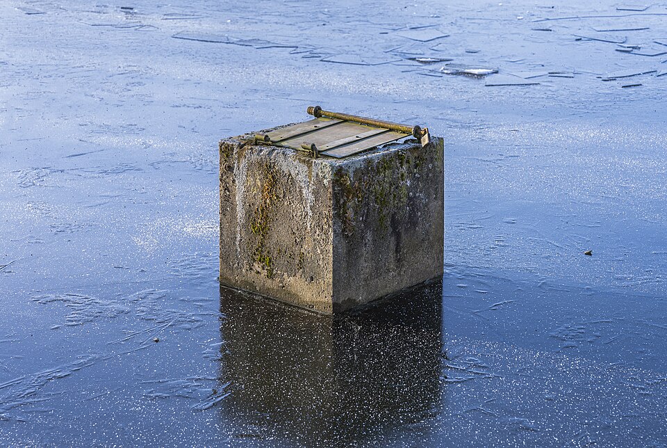 File:Betonabfluss auf dem gefrorenen Knollenteich, Hof, 20241231 HOF0102 RAW-Export.jpg